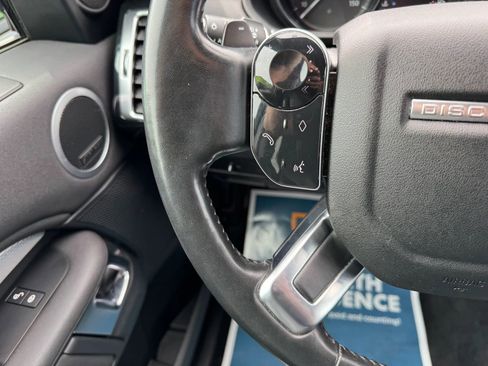 Used 2020 Land Rover Discovery Landmark image 30