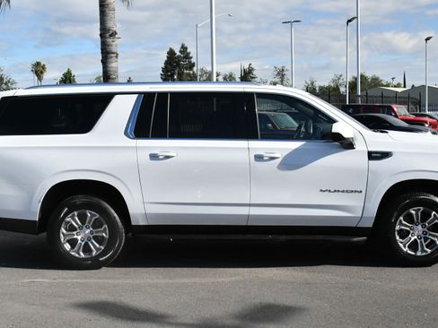 Used 2023 GMC Yukon XL SLE image 9