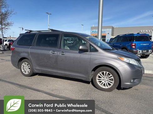 Used 2015 Toyota Sienna XLE w/ XLE Navigation Package image 10