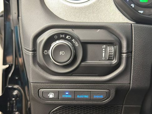 Used 2025 Jeep Wrangler Unlimited Sahara w/ Safety Group image 30