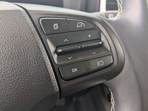 Certified 2023 Hyundai Venue Limited FWD image 17