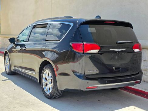 Used 2017 Chrysler Pacifica Touring-L w/ Tire & Wheel Group FWD image 5