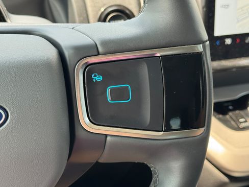 Used 2025 Ford Expedition Active AWD/4WD image 19