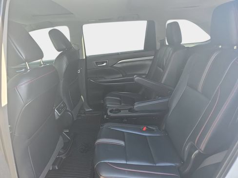 Used 2019 Toyota Highlander SE w/ Nightshade Edition AWD/4WD image 18