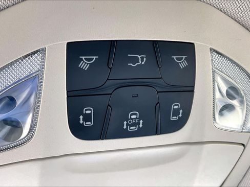 Used 2018 Chrysler Pacifica Touring-L FWD image 31