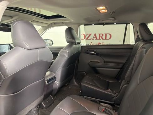 Used 2021 Toyota Highlander XLE AWD/4WD image 14