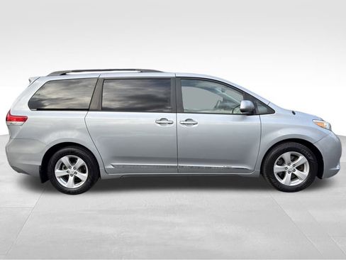 Used 2014 Toyota Sienna LE image 6