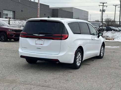 New 2026 Chrysler Pacifica Select image 3