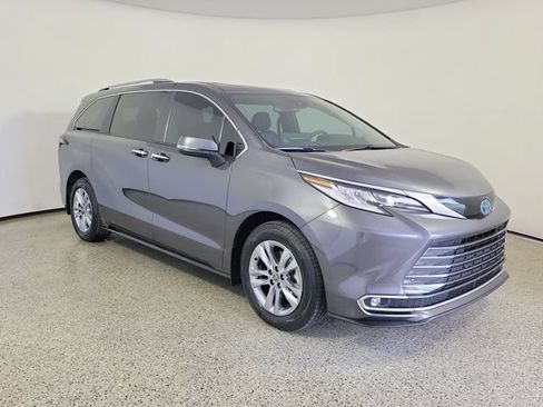 Used 2025 Toyota Sienna Limited FWD image 4