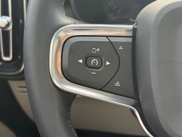 Certified 2024 Volvo XC40 B5 Plus AWD/4WD image 32