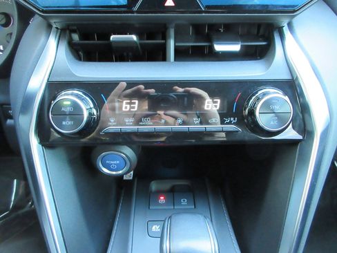 Used 2021 Toyota Venza LE image 42