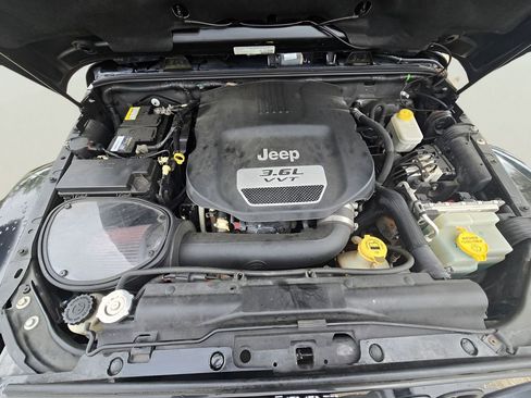 Used 2013 Jeep Wrangler Unlimited Sahara w/ Connectivity Group image 59