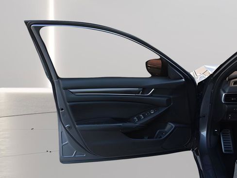 Used 2018 Honda Accord Sport image 9