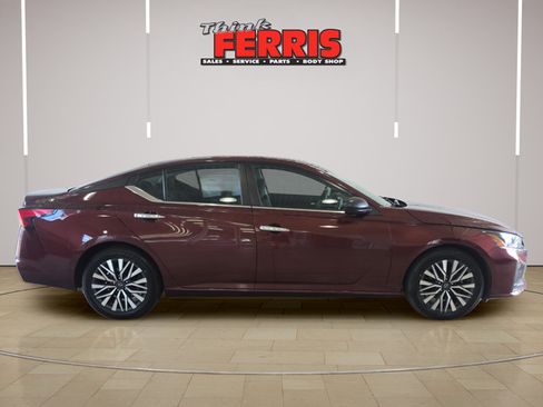 Used 2024 Nissan Altima 2.5 SV FWD image 4