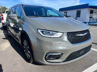 Used 2022 Chrysler Pacifica Touring-L w/ Uconnect Theater Family Group