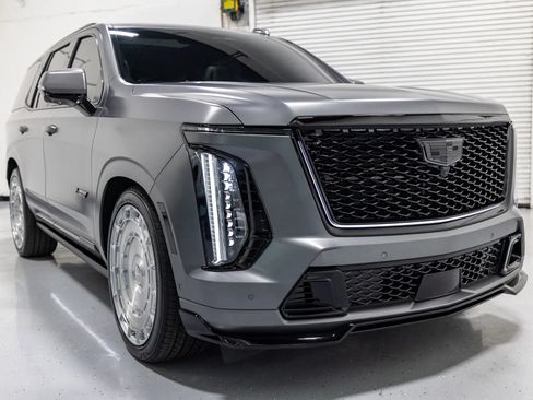 Used 2026 Cadillac Escalade V w/ LPO, Onyx Lite Package AWD/4WD image 34