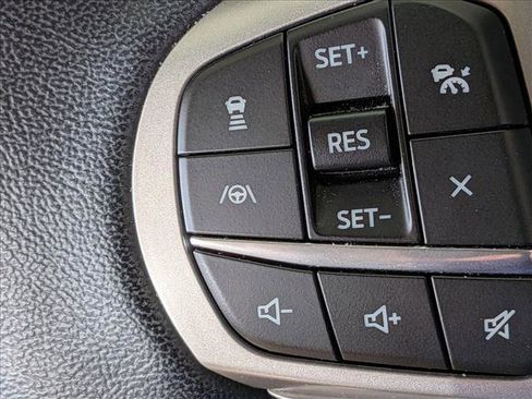 Used 2022 Ford Explorer XLT w/ Equipment Group 202A image 7