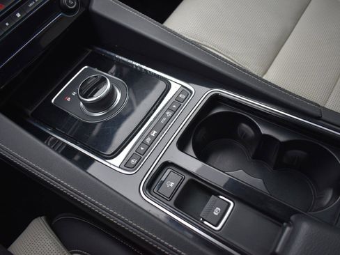 Used 2018 Jaguar F-PACE R-Sport image 28