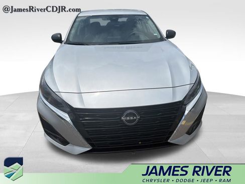 Used 2024 Nissan Altima 2.5 SV FWD image 3