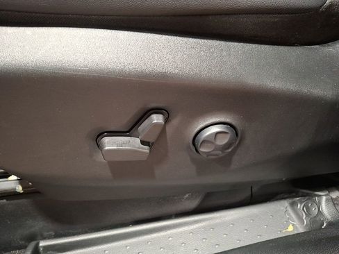 Used 2024 Chrysler Pacifica Select image 13