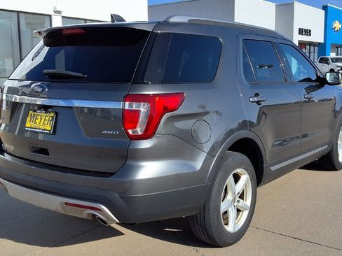 Used 2017 Ford Explorer XLT AWD/4WD image 8