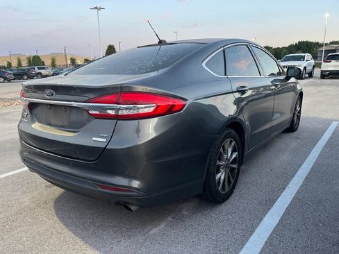 Used 2017 Ford Fusion SE w/ Fusion SE Technology Package FWD image 3