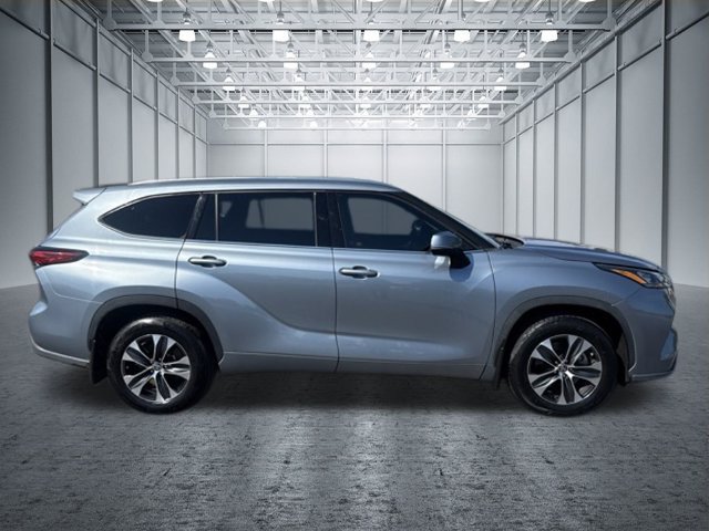 Used 2020 Toyota Highlander XLE AWD/4WD image 6