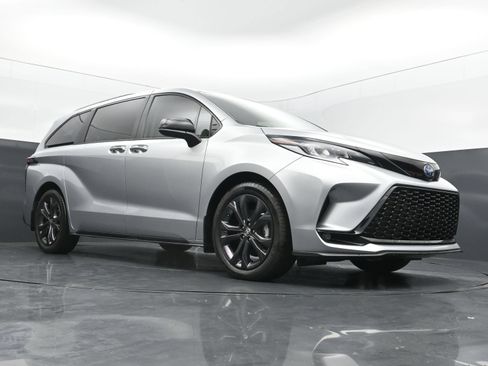 Used 2025 Toyota Sienna XSE w/ XSE Plus Package FWD image 42