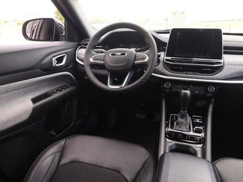 Used 2025 Jeep Compass Latitude w/ Sun & Sound Group AWD/4WD image 24