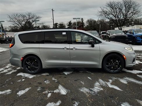 New 2026 Chrysler Pacifica Limited w/ Uconnect Theater Family Group image 7