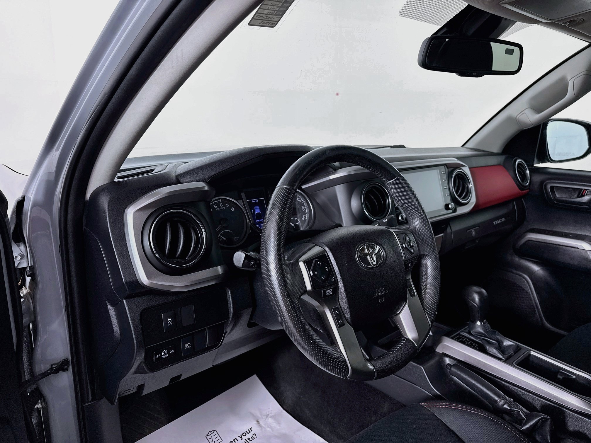 Used 2021 Toyota Tacoma SR5 AWD/4WD image 9