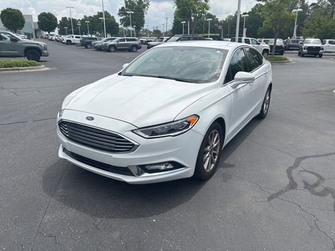 Used 2017 Ford Fusion SE w/ Fusion SE Technology Package FWD image 4