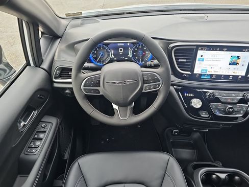 New 2026 Chrysler Pacifica Select image 14