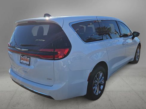 New 2026 Chrysler Pacifica Select image 8
