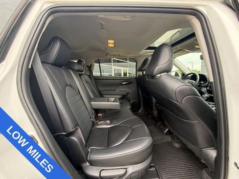 Used 2023 Toyota Highlander XLE AWD/4WD image 12