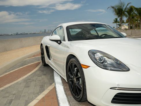 Used 2018 Porsche 718 Cayman RWD image 7