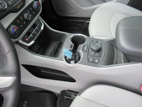 Used 2023 GMC Terrain SLT w/ Infotainment Package II FWD image 18