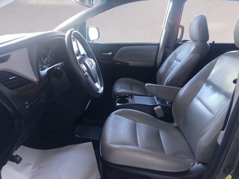 Used 2016 Toyota Sienna Limited Premium image 9