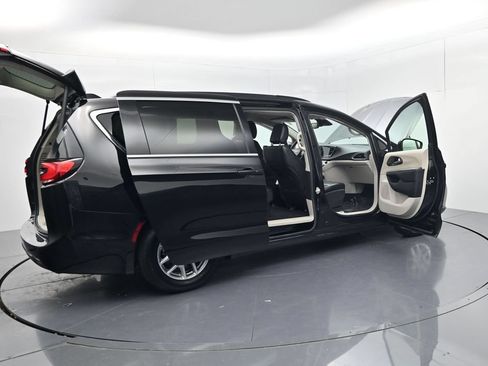 Used 2022 Chrysler Pacifica Touring-L FWD image 61