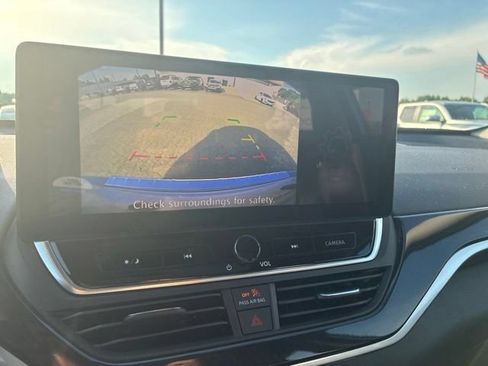 Used 2023 Nissan Altima 2.5 SR w/ SR Premium Package FWD image 9