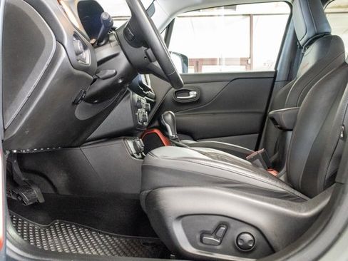 Certified 2022 Jeep Renegade Trailhawk w/ Trailer Tow Group image 9