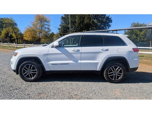 Used 2019 Jeep Grand Cherokee Laredo w/ 18" Wheel & 8.4" Radio Group image 4