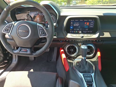 Used 2022 Chevrolet Camaro SS RWD image 9
