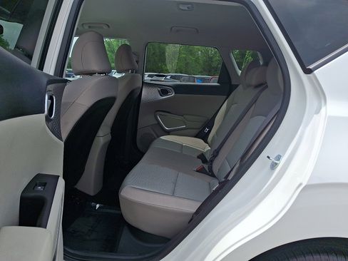 Certified 2025 Kia Soul LX w/ LX Technology Package FWD image 10