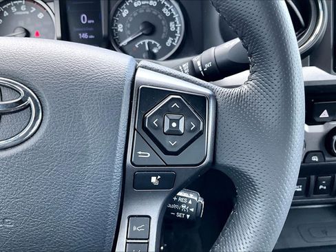 Used 2018 Toyota Tacoma TRD Off-Road w/ Technology Package AWD/4WD image 24