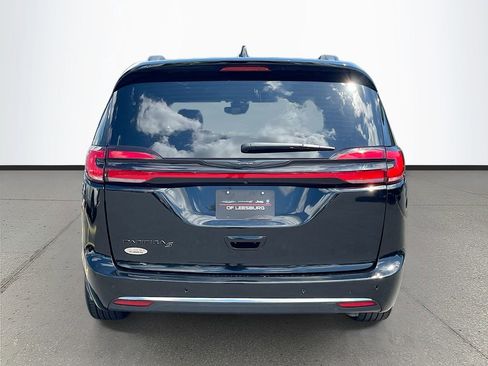 Used 2025 Chrysler Pacifica Limited FWD image 6