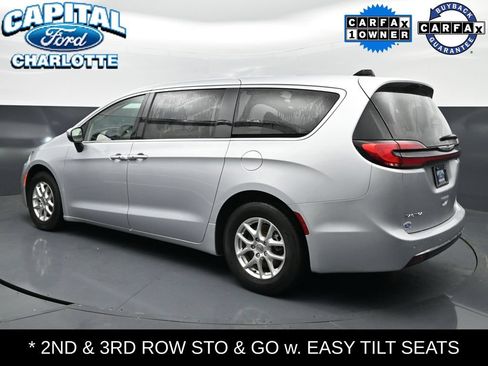 Used 2023 Chrysler Pacifica Touring-L FWD image 5