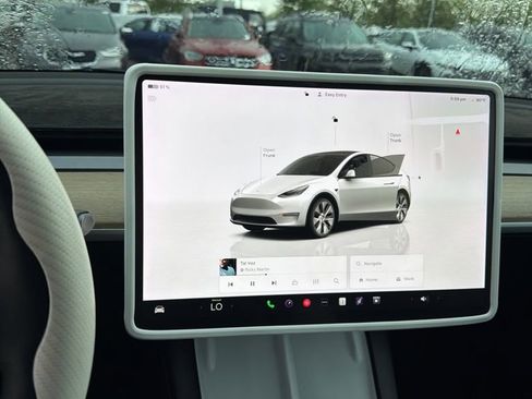 Used 2022 Tesla Model Y Long Range image 42