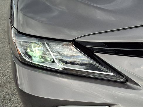 Used 2021 Toyota Camry LE FWD image 9