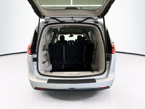 Used 2024 Chrysler Pacifica Touring-L FWD image 30